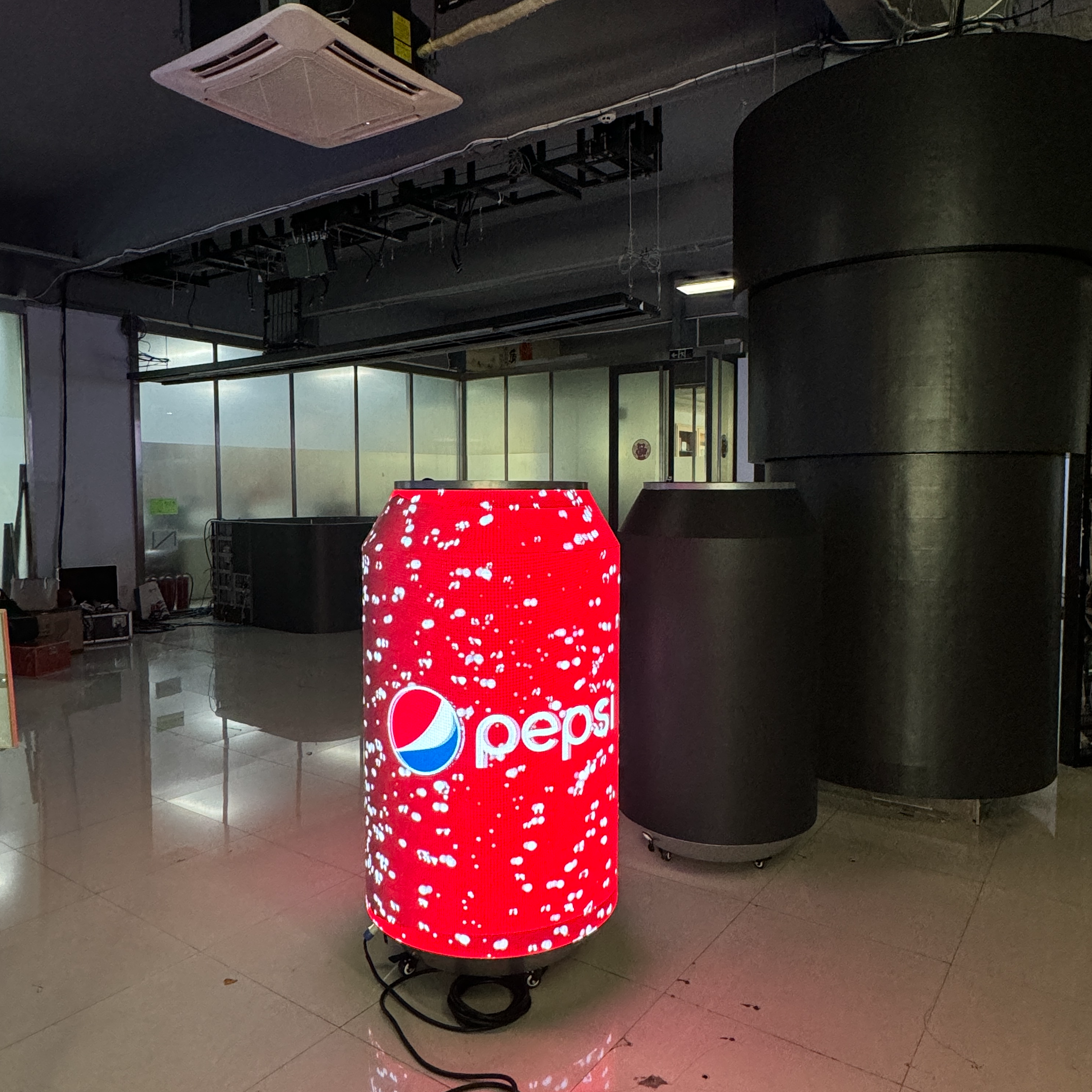 L'affichage à LED incurvé flexible de publicité créative a personnalisé l'affichage à LED de Coca-Cola Pepsi